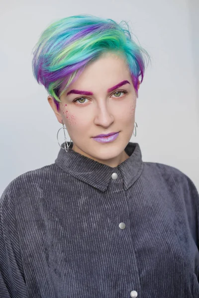 Молода красива жінка з пофарбованим синім і зеленим волоссям. Pixie bob коротка зачіска Концепція укладання волосся . — стокове фото