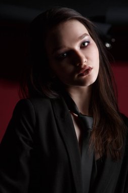 Kırmızı ve siyah arka plan üzerinde bir iş şık takım genç güzel kadın model.