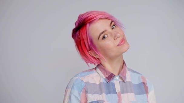 Jong mooi meisje met een kort haar knippen Pixie Bob. Kleur haarkleuring, rood roze kleur. Overhemd in een kelder, casual stijl. — Stockvideo