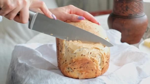 Huiseigenaar behandelt gasten en het gezin met tarwe brood, net gebakken. Keuken en eetkamer in landhuis. — Stockvideo