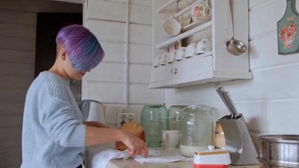 Hausbesitzer verwöhnt Gäste und Familie mit frisch gebackenem Weizenbrot. Küche und Esszimmer im Landhaus. — Stockvideo