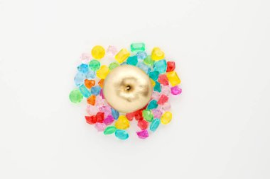 Beyaz bir arka plan üzerinde birçok küçük farklı taşlar bir saçılma. Multicolor. Patlama kavramı, patlama, tebrik kartı.