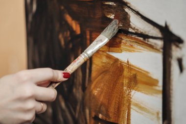 Sanatçıların elinde fırçalar kadın. Çizim ve sanat.