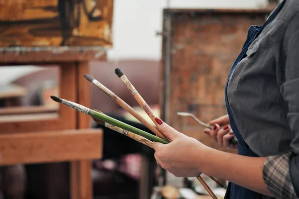 Pędzle w rękach artystów kobiet. Rysowanie i sztuka. — Zdjęcie stockowe