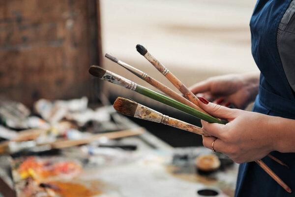 Щетки в руках художников женщин. Рисование и искусство
.