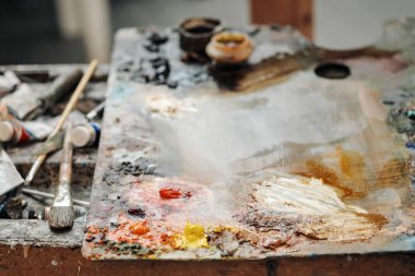 Sanatçıların elinde fırçalar kadın. Çizim ve sanat.