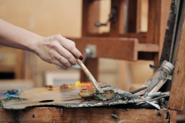 Sanatçıların elinde fırçalar kadın. Çizim ve sanat.