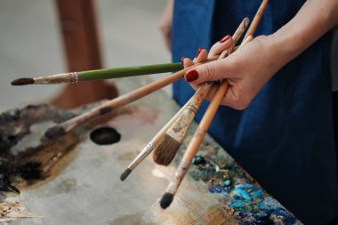 Sanatçıların elinde fırçalar kadın. Çizim ve sanat.