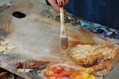 Sanatçıların elinde fırçalar kadın. Çizim ve sanat.