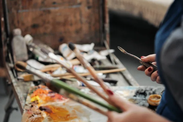 Cepillos en manos de las mujeres artistas. Dibujo y arte . —  Fotos de Stock