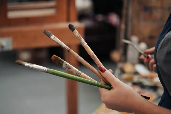 Cepillos en manos de las mujeres artistas. Dibujo y arte . —  Fotos de Stock