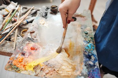 Sanatçıların elinde fırçalar kadın. Çizim ve sanat.