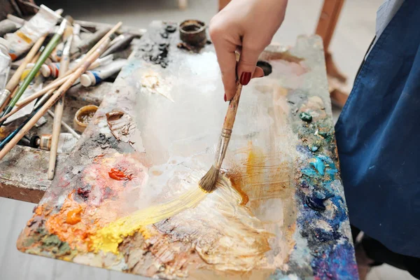 Sanatçıların elinde fırçalar kadın. Çizim ve sanat.