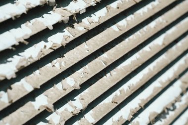 Bir servis odası nın duvarında veya evde eski metal ızgara havalandırma, vintage grunge arka plan.