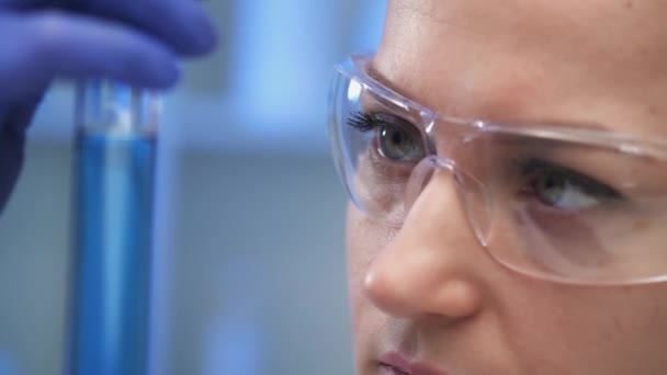 Una scienziata medica lavora in un laboratorio. Spcialist conduce esperimenti, sviluppa la auccina dal virus. Coronavirus covid-19. — Video Stock