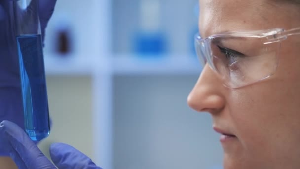 한 여성 의료 과학자가 실험실에서 일하고 있습니다. 스 피시시 즘 자는 실험을 수행하고, 바이러스로부터 구아 신경매 틴을 개발 한다. 코로나 바이러스 covid-19. — 비디오
