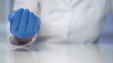 Doktorun elinde çok farklı haplar var. Bir avuç dolusu uyuşturucu. Vitaminler haplara karşı..