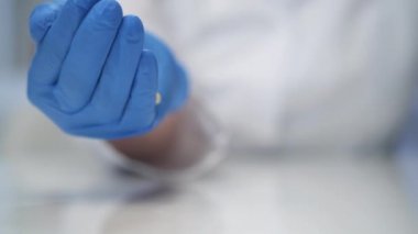 Doktorun elinde çok farklı haplar var. Bir avuç dolusu uyuşturucu. Vitaminler haplara karşı..