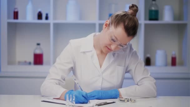 Una dottoressa vestita di bianco prescrive una prescrizione. Medici sul posto di lavoro. — Video Stock