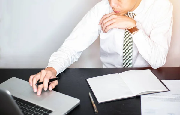 Joven Hombre Negocios Asisan Trabajando Escritorio Con Ordenador Portátil Lleno —  Fotos de Stock