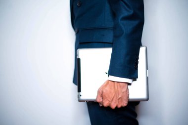 İş adamı taşımak bir iş co olarak beyaz arka plan üzerinde izole onun tablet