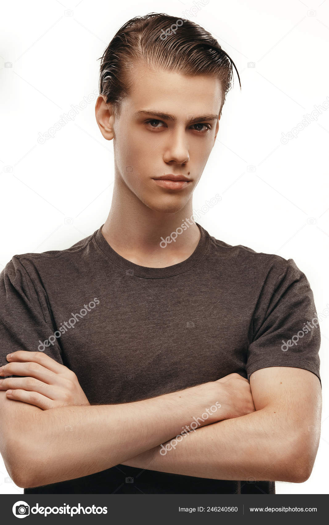 演播室拍摄的沉思年轻的欧洲男性摆在空白的墙上, 张开双臂, 看着镜头, 沉思。肢体语言。人物、广告和广告概念。为——图库图片© vladrad #