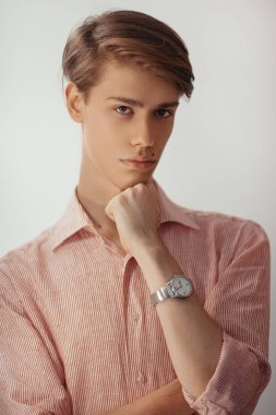 Bazı şüphelerim var. Yakışıklı genç adam kamera kapalı bakıyor ve boş arka planda ayakta iken çene el tutarak