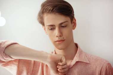 Konsantre yakışıklı genç erkek, reklam veya promosyon metin için kopya alanı ile stüdyo arka plan üzerinde izole, rahat giymiş gömlek giyer, odaklanmıştır. Fashonable düşünceli hipster