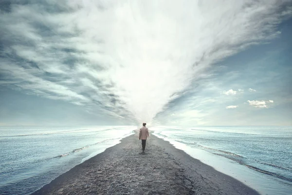つの海の間を歩いて男 — ストック写真