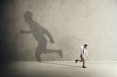 adam ve onun gölgeler farklı yöne koşuyor