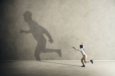 Onun gölgesi yakalamaya çalışan adam