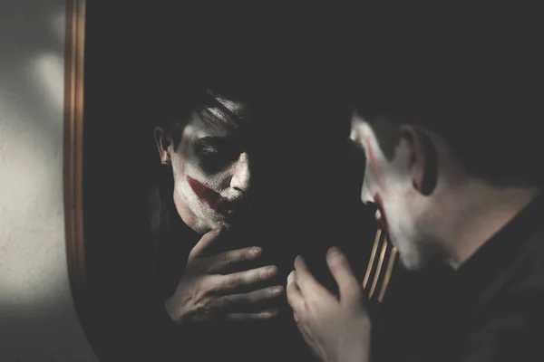 Dark Clown Agerar Framför Spegeln — Stockfoto