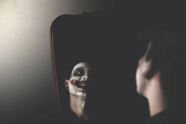 Läskiga Dark Clown Reflektion Spegeln — Stockfoto