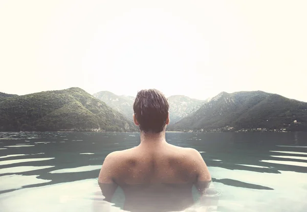 Mann Entspannt Sich Einem Natürlichen Heißen Bad — Stockfoto