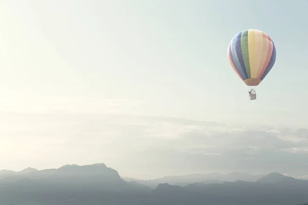 Globo Grande Que Vuela Sobre Montañas — Foto de Stock