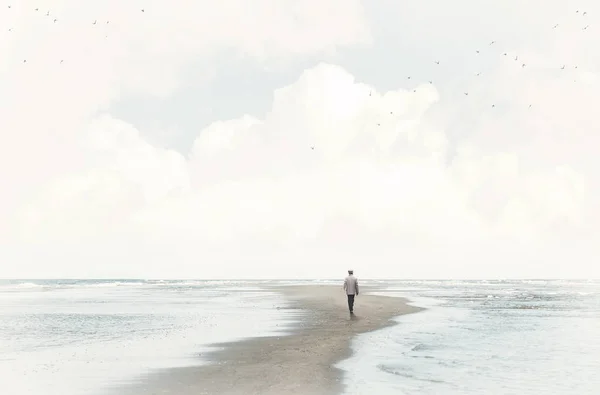 Homem Calmo Andando Areia Entre Dois Mares — Fotografia de Stock