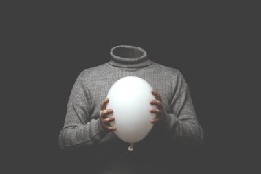 adam balon ile tutarak baş olmadan