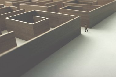 adam girmek için çıkış arıyor karmaşık bir labirent içinde