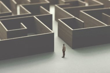 adam ahşap bir karmaşık labirentinde girme