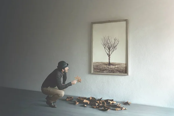 Mann Beobachtet Blatt Das Von Einem Gemälde Fällt — Stockfoto