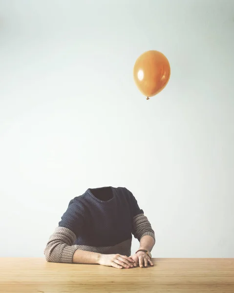 Homem Sem Cabeça Obscurecendo Balão Voando Para Longe — Fotografia de Stock