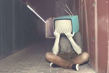 umutsuz adamın kafasında televizyonlu 