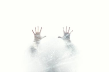 cam arkasında soyut insan figürü