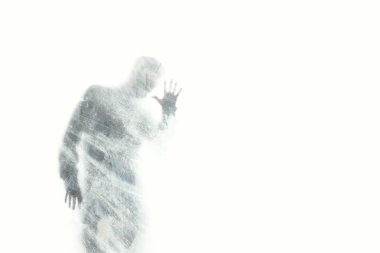 cam arkasında soyut insan figürü