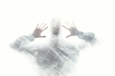 cam arkasında soyut insan figürü