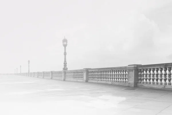 Unendliche Fußgängerzone Nebel — Stockfoto
