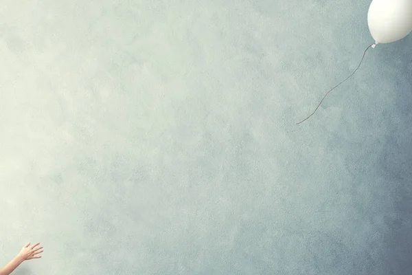 無料手 Let 白い風船の飛ぶ — ストック写真