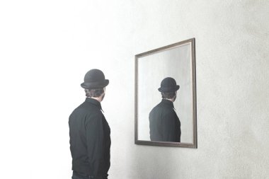 arka kapağı transparan, gerçeküstü magritte konseptine yansıtan aynanın önünde adam