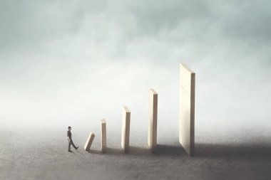 iş adamı tekme ilk domino parça