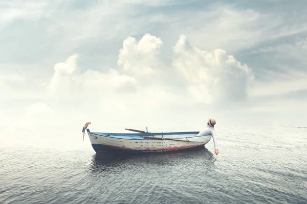 Homem Relaxante Barco Velho Que Flutua Água Calma — Fotografia de Stock